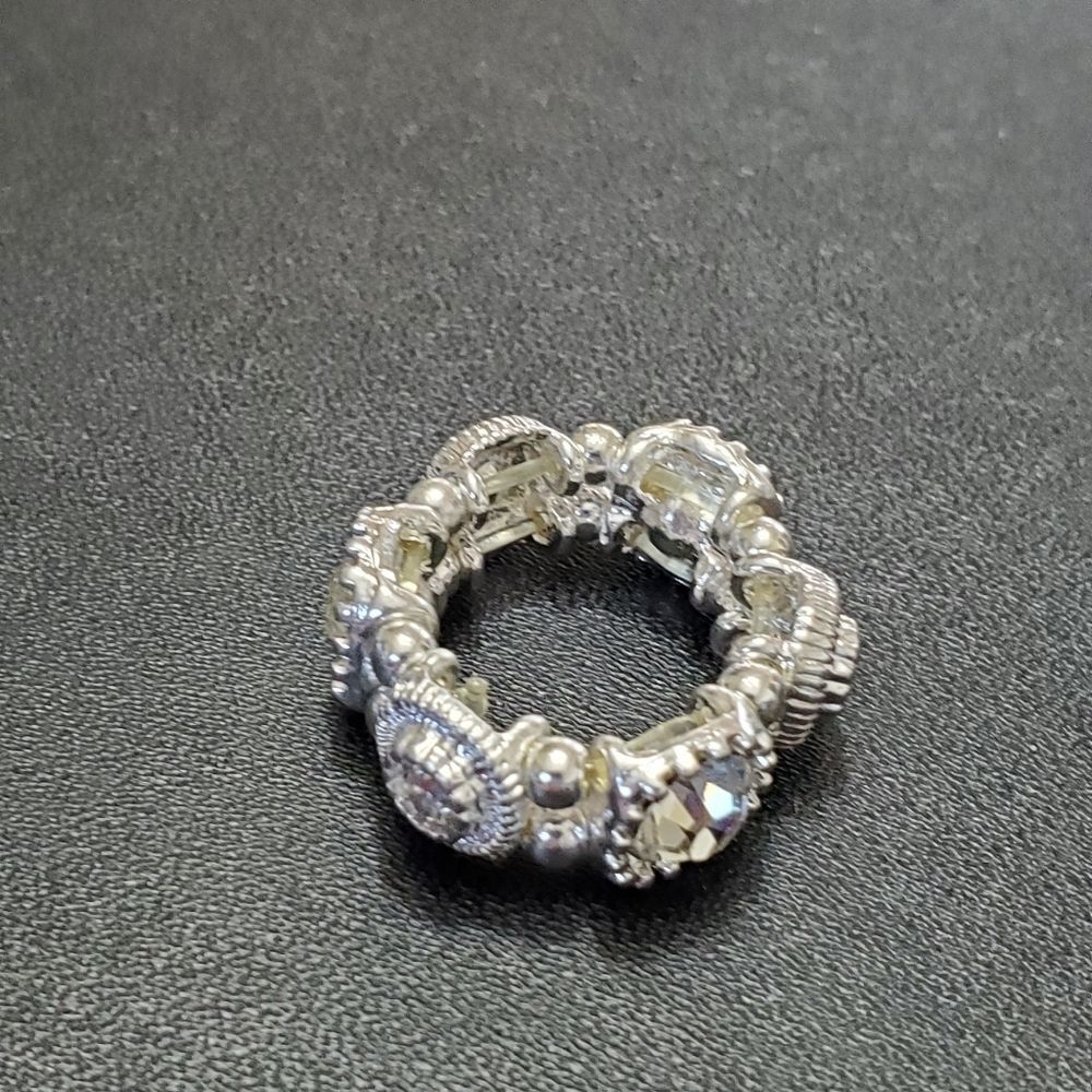 Silver tone rhinestone stretch ring - Picture 5 of 7